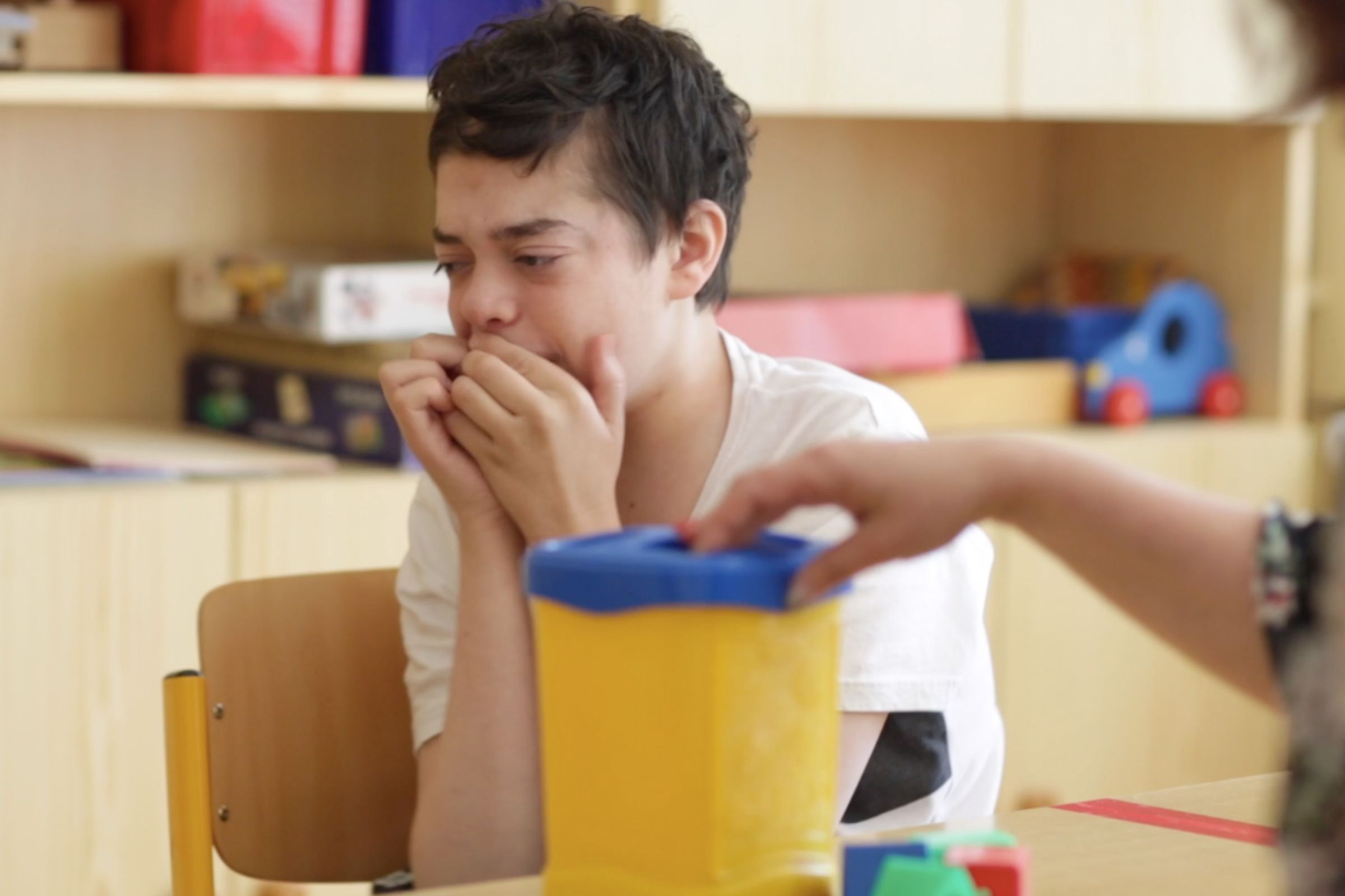 Děti úplňku – příběhy – Škola končí, drama začíná, rodiny dětí s těžkým autismem